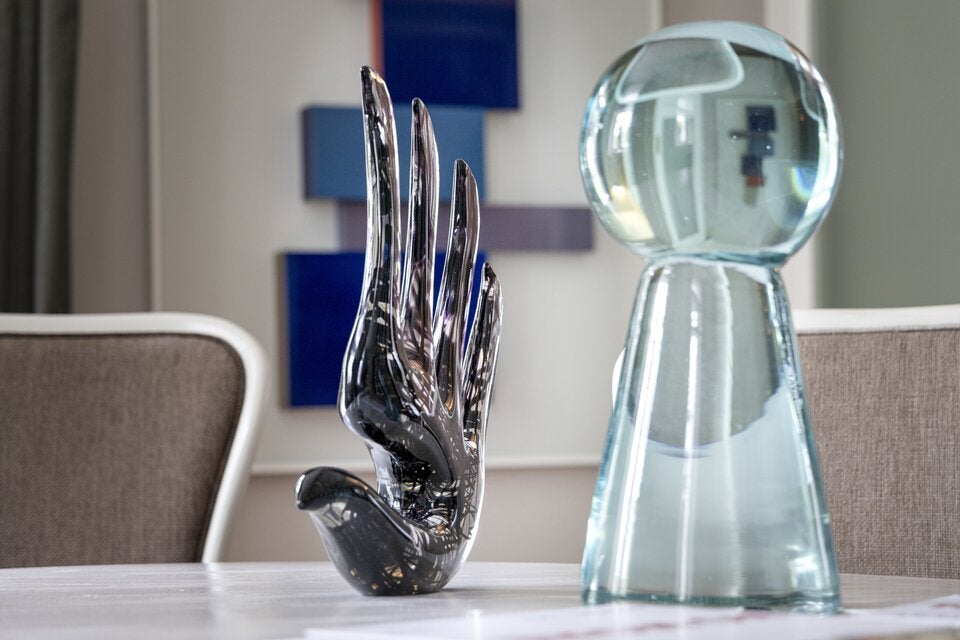 Aus Murano-Glas fertigt Wiedenhofer ihre Skulpturen, darunter die berühmten „Mensch, ärgere dich nicht“-Figuren aus der „Alea iacta est“-Installation.